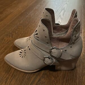 Linea Paulo tan booties